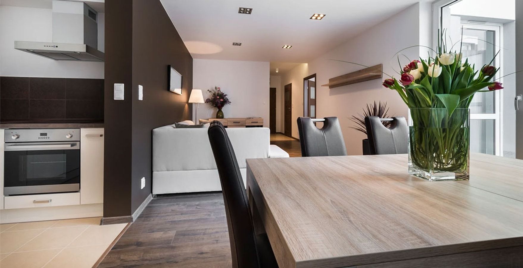 Cocina abierta al comedor en una vivienda de planta diáfana