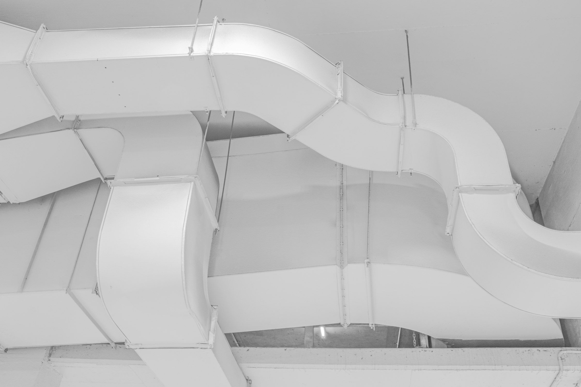 Conductos de ventilación bajo un techo blanco