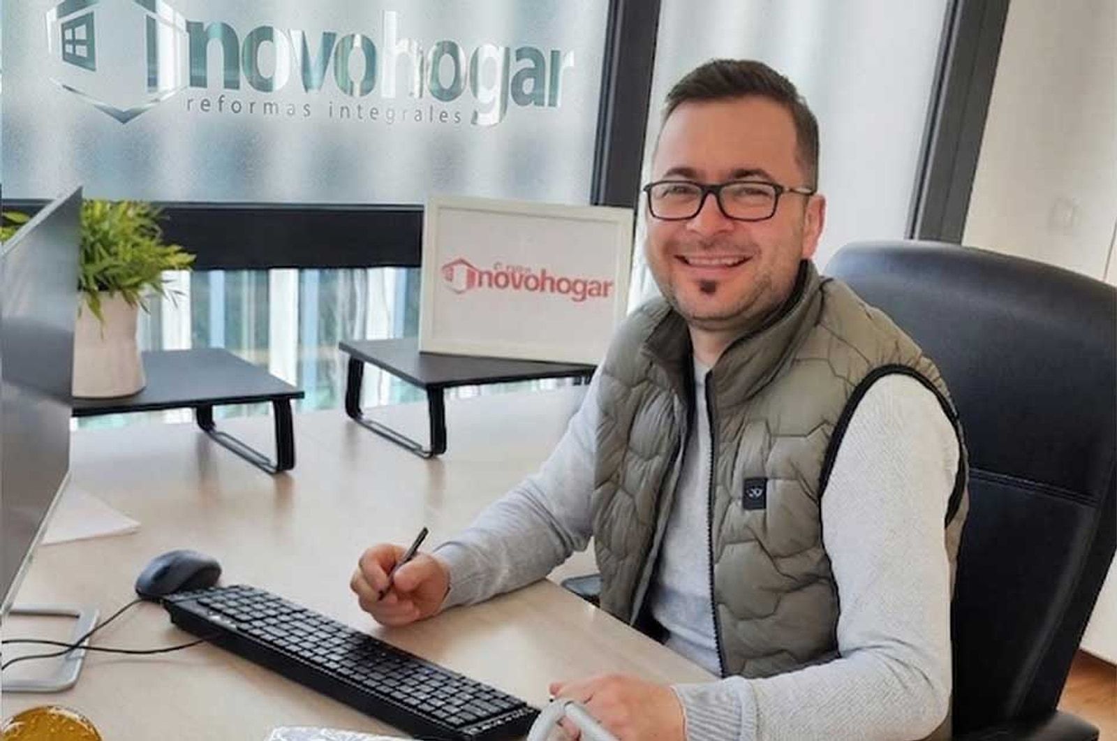 Daniel Chirica, fundador y CEO de Grupo Novohogar, en su mesa de la oficina de Novohogar