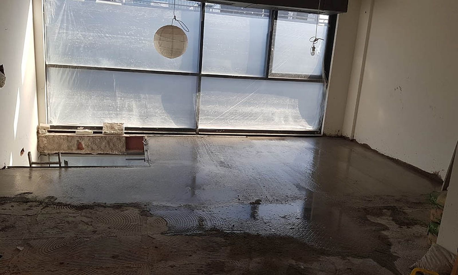 Planta alta del loft en obra, vacía, con el suelo sin terminar