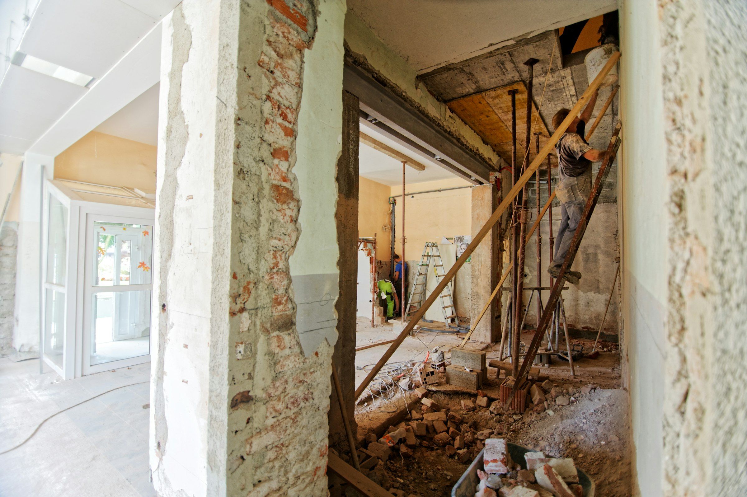 Estancia de una casa en plena reforma, con la escalera de obra