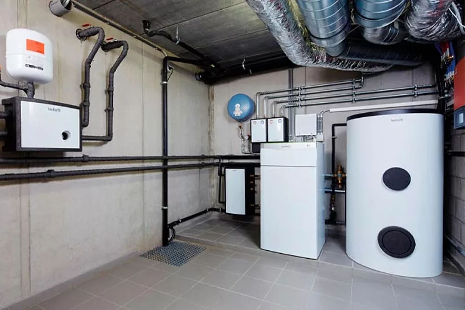 Sala técnica con bomba de calor y depósito de agua caliente