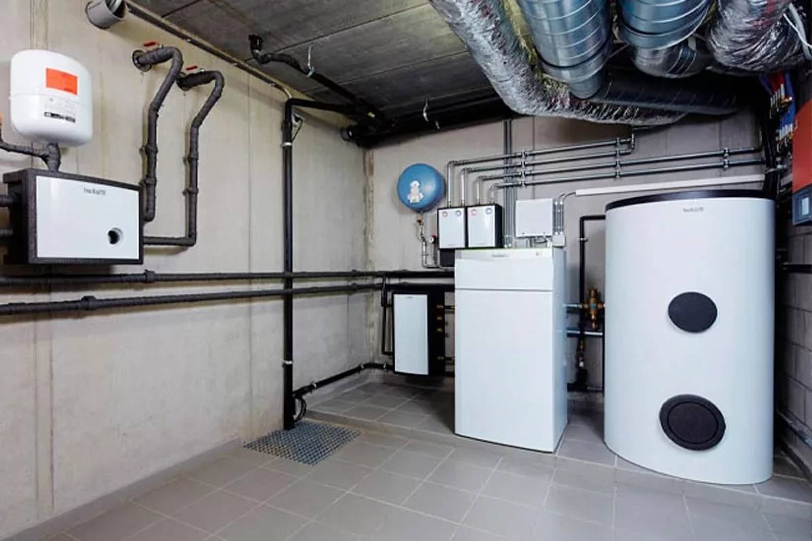 Sala técnica con bomba de calor y depósito de agua caliente