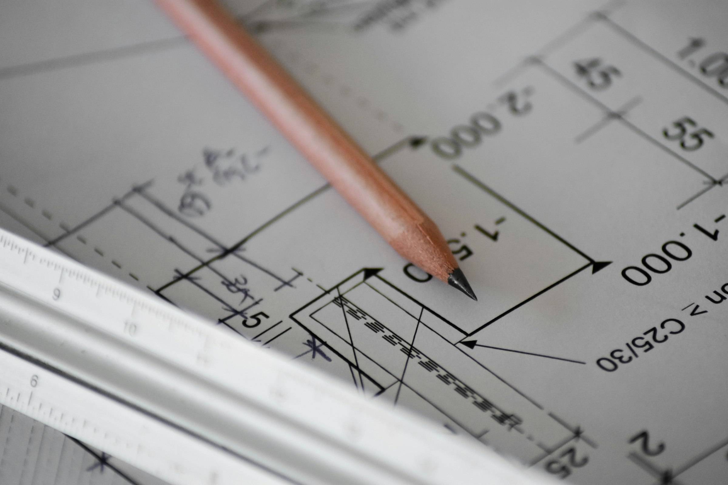 Lápiz y regla sobre un plano de arquitectura
