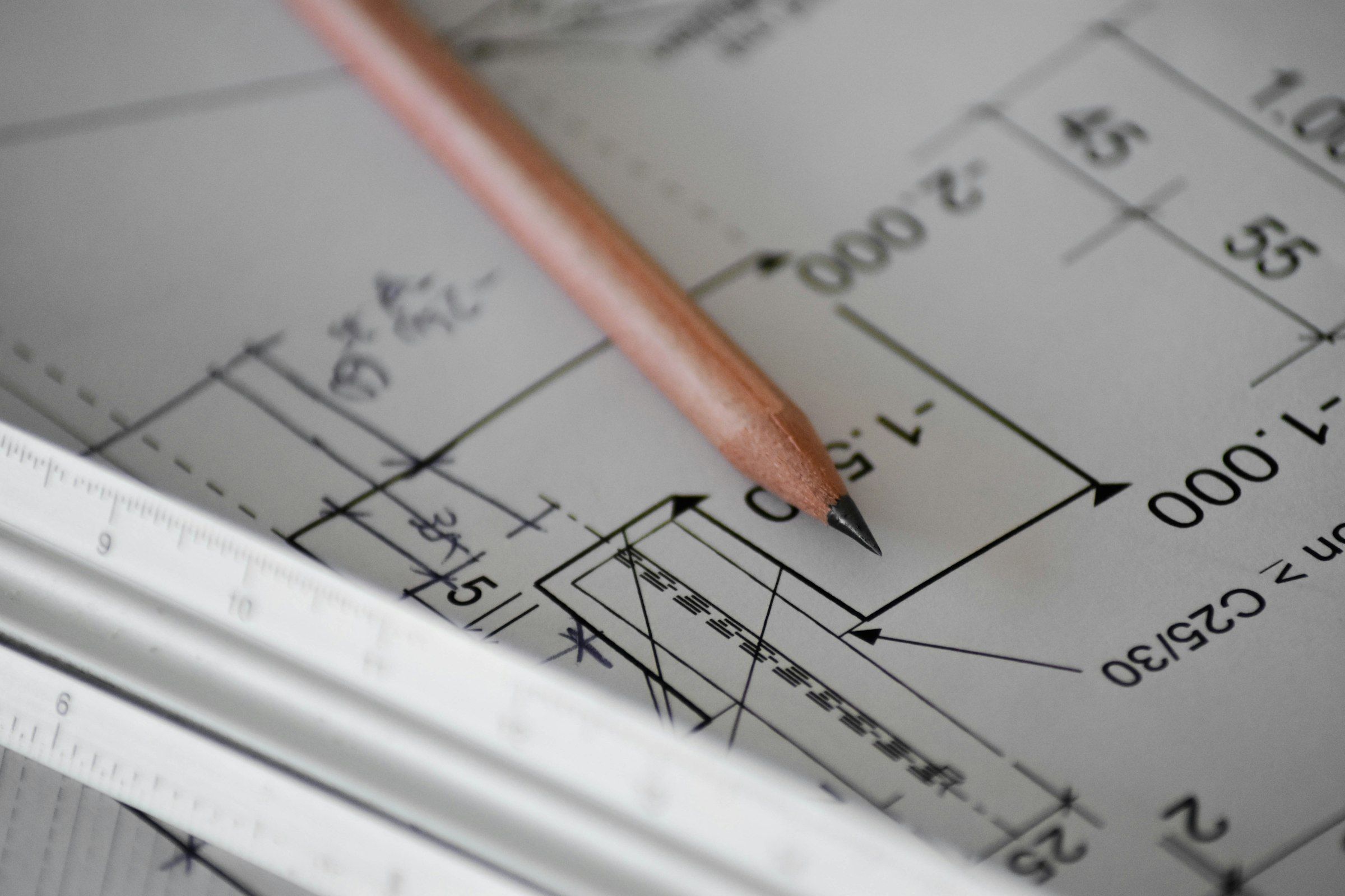 Lápiz y regla sobre un plano de arquitectura
