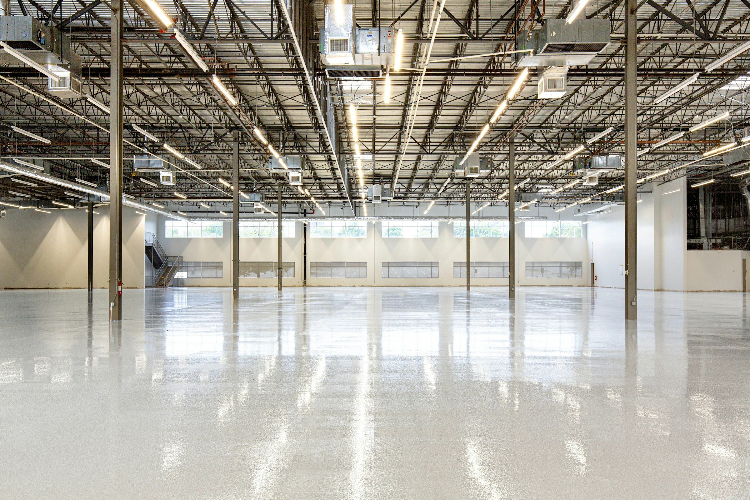 Nave industrial diáfana con estructura metálica y lucernarios en la cubierta