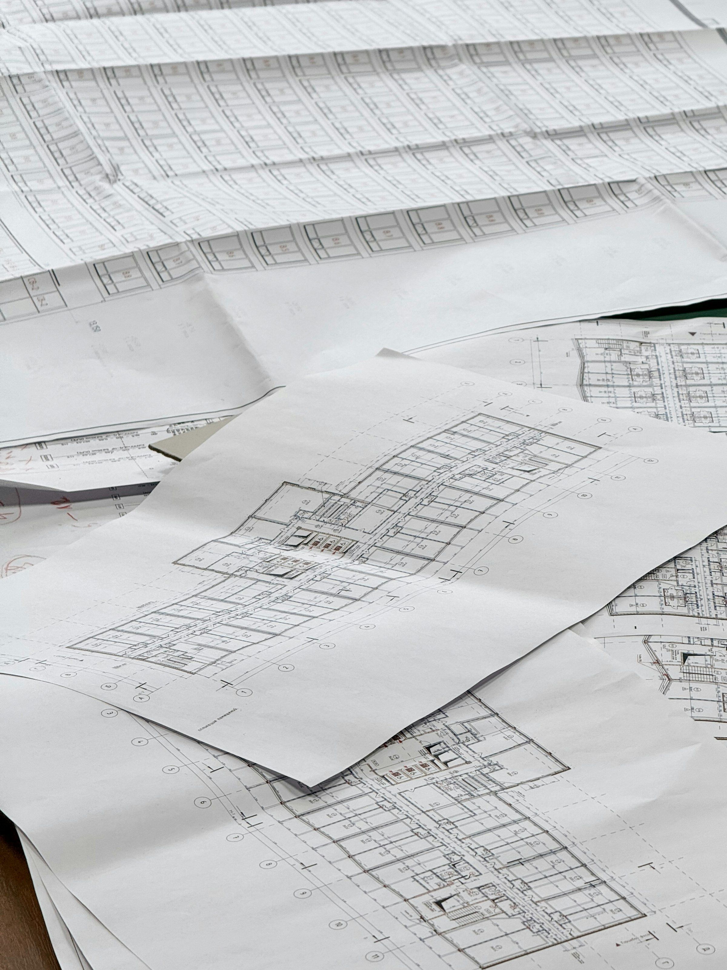 Planos de arquitectura extendidos sobre una mesa