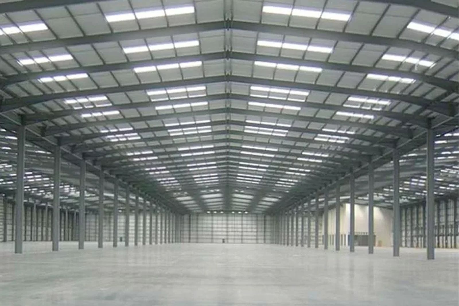 Nave industrial diáfana con estructura metálica