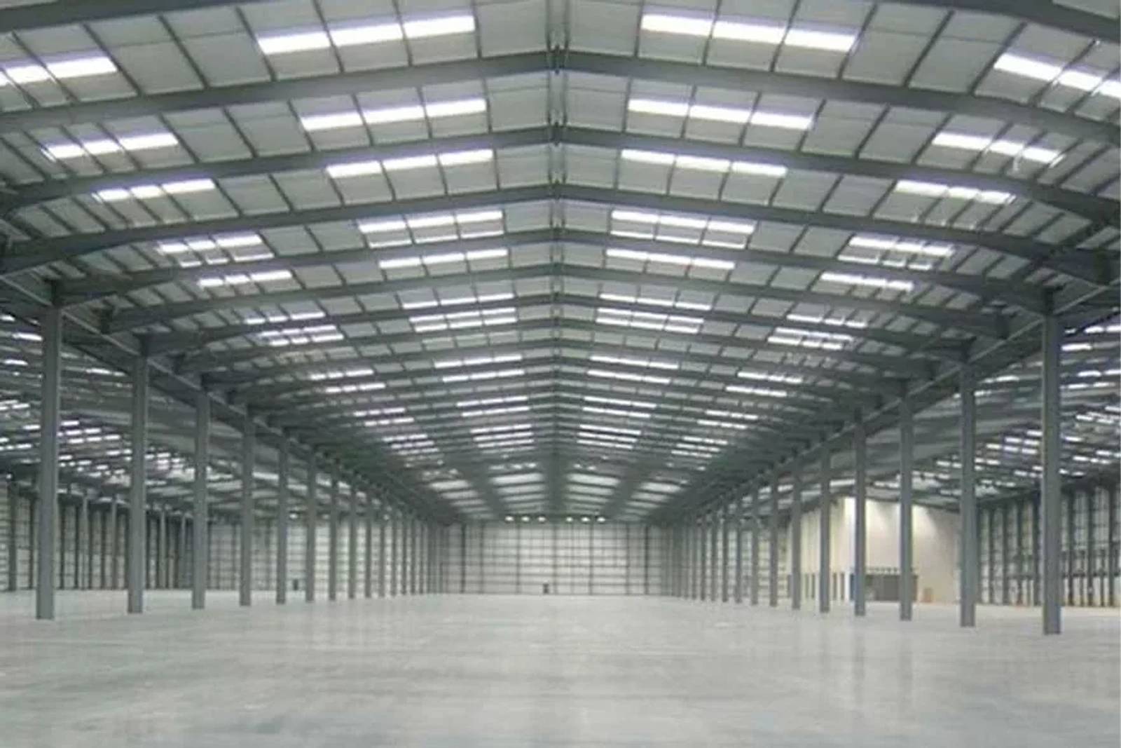 Nave industrial diáfana con estructura metálica