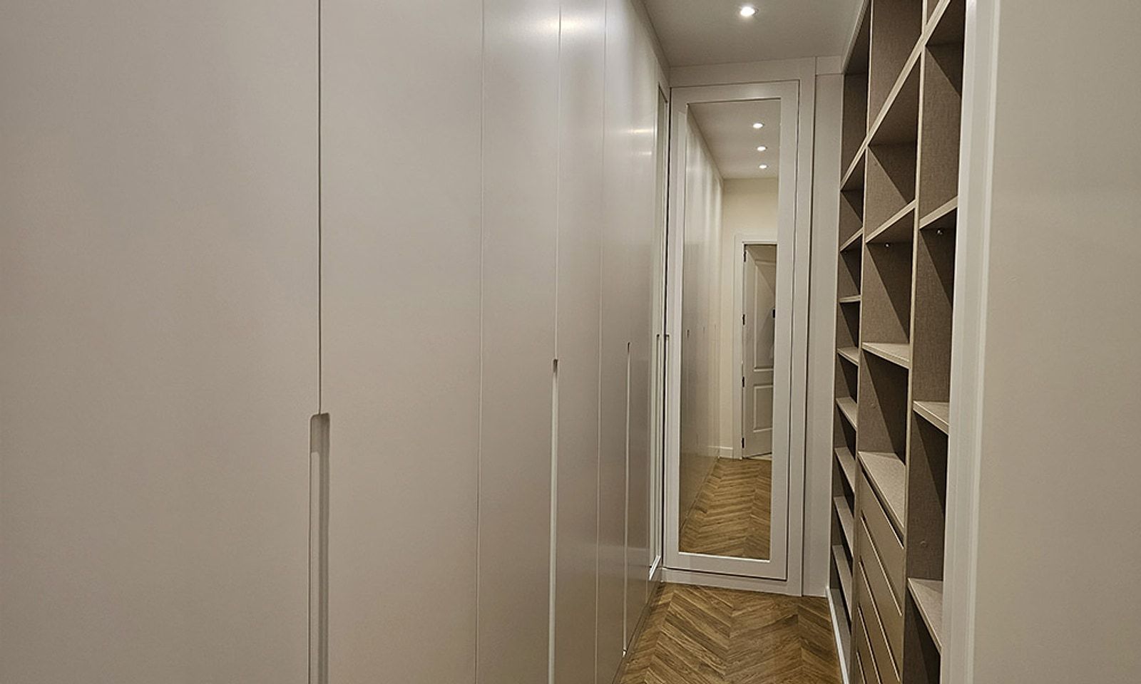 Vestidor con armarios lisos con uñero, estantería abierta y tarima en espiga