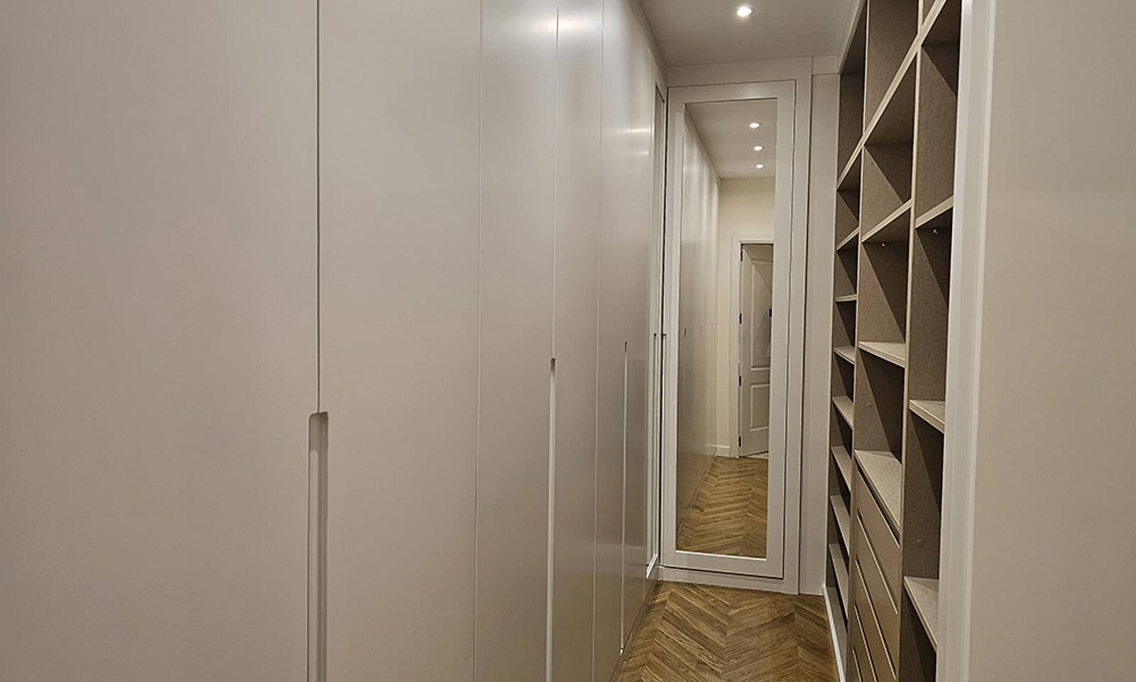 Vestidor con armarios lisos con uñero, estantería abierta y tarima en espiga