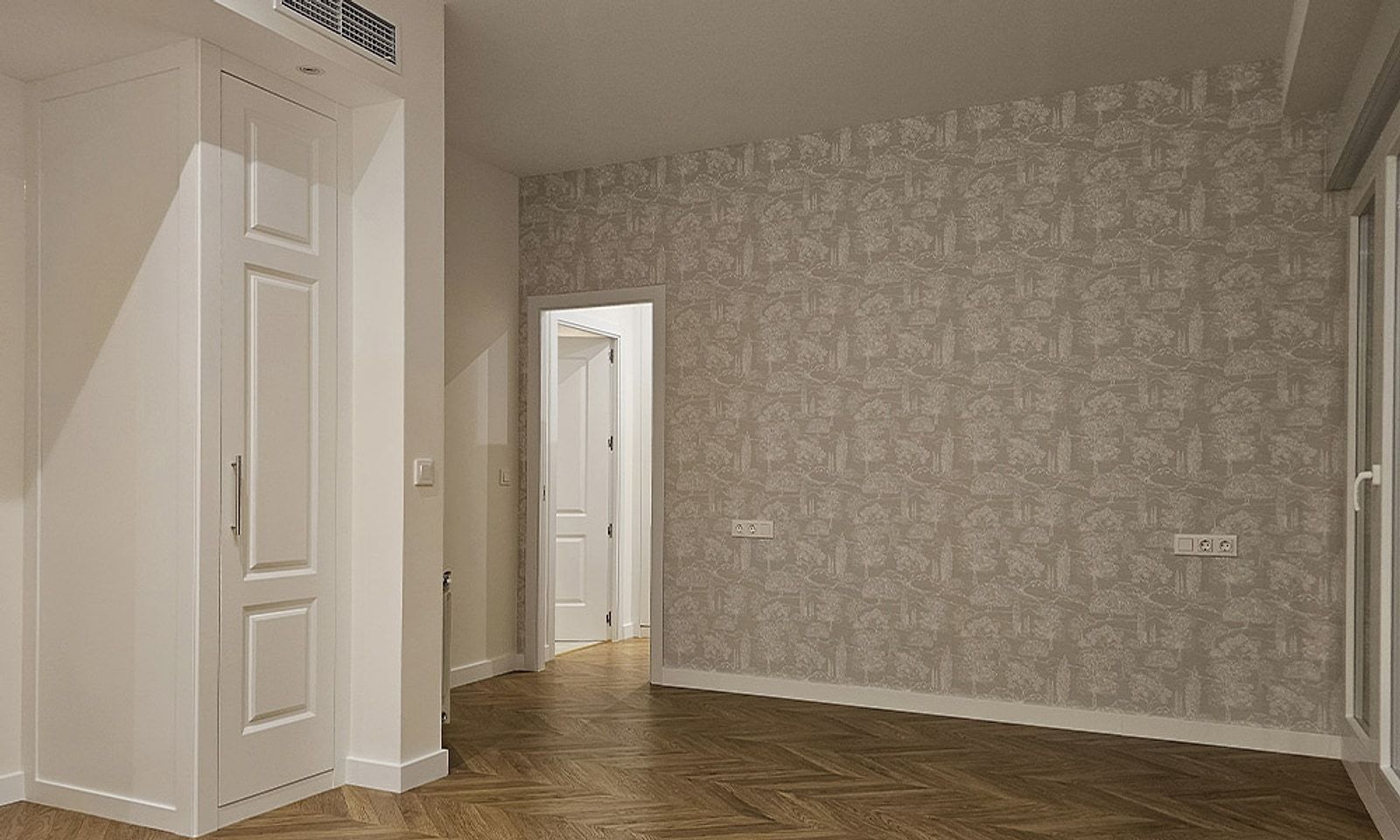 Dormitorio con papel pintado, tarima en espiga y armario empotrado