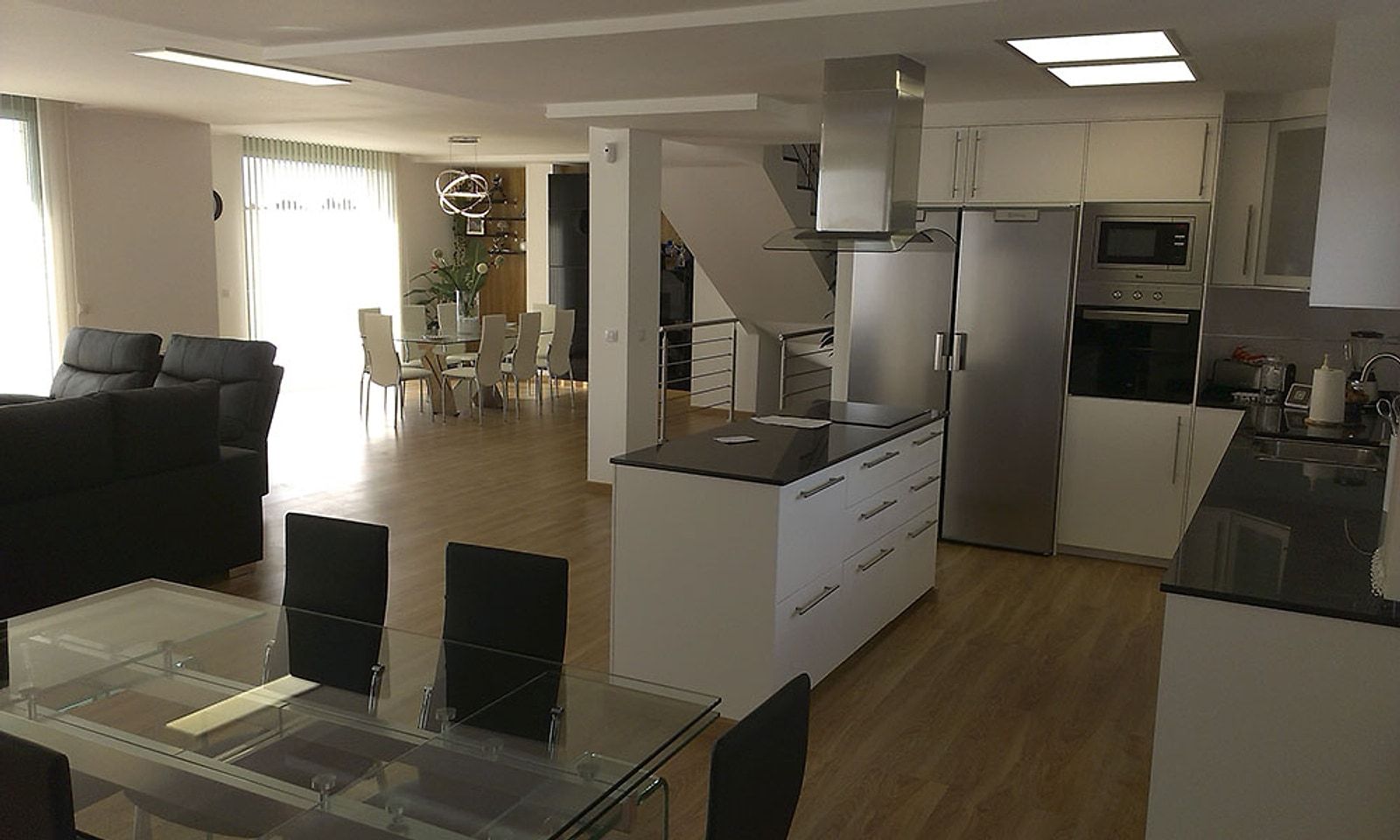 Planta baja del chalet terminada, con la cocina abierta al salón y el comedor