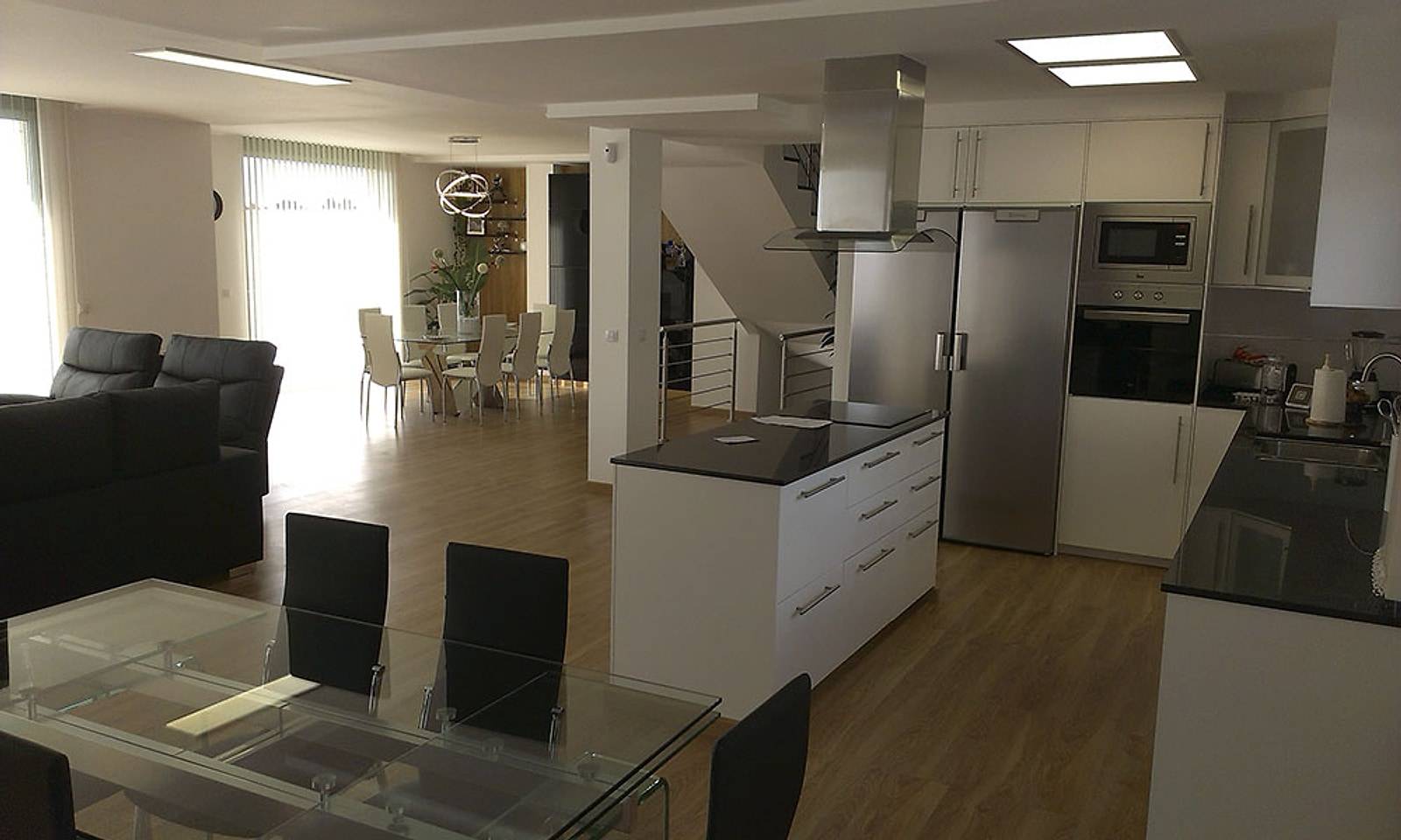 Planta baja del chalet terminada, con la cocina abierta al salón y el comedor