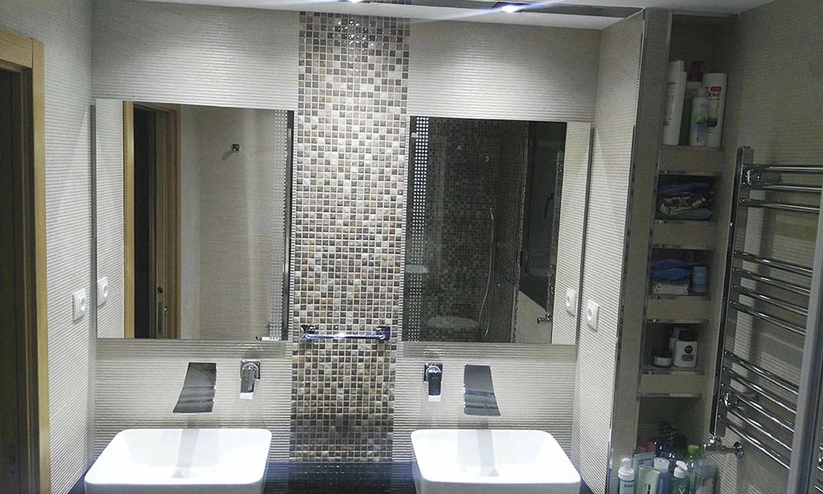 El mismo baño terminado, con dos lavabos, una franja de gresite y un toallero de acero