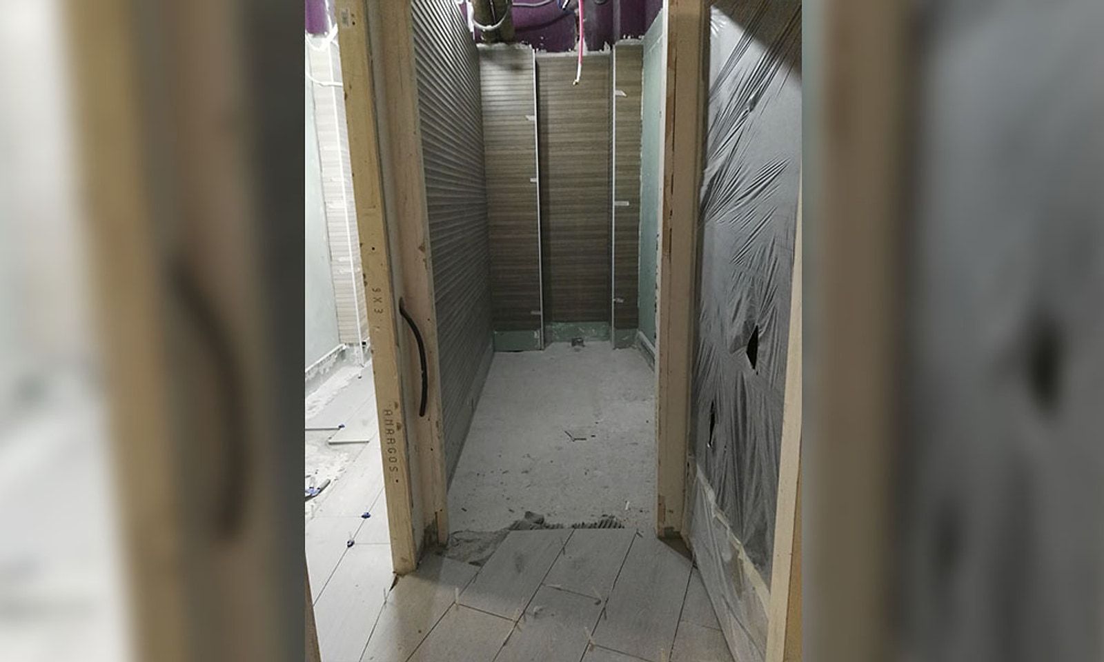 Aseo de una oficina en obra, con los tabiques a medio levantar