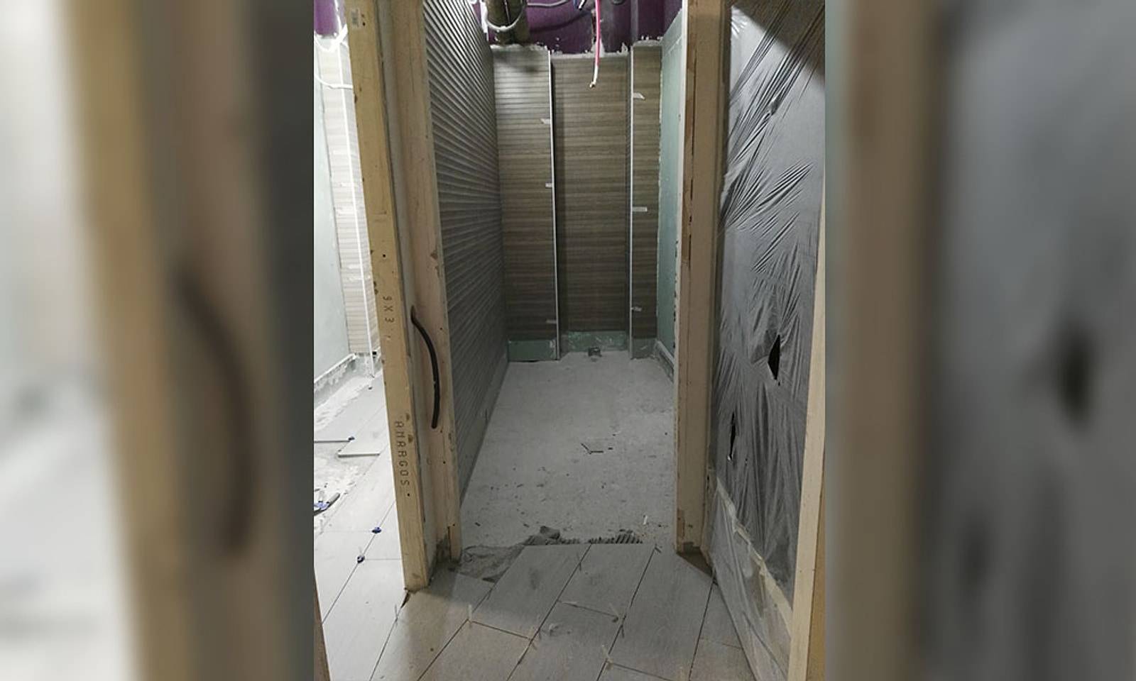Aseo de una oficina en obra, con los tabiques a medio levantar