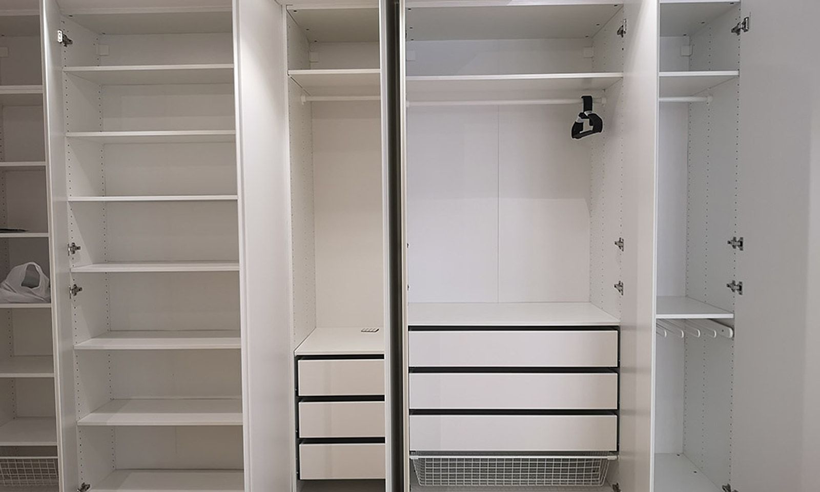 Interior de los armarios a medida, blanco, con baldas, cajones y barras