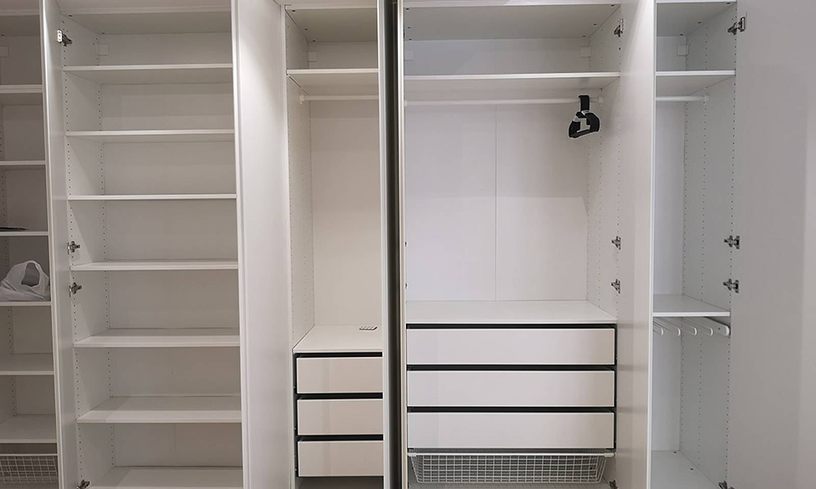 Interior de los armarios a medida, blanco, con baldas, cajones y barras