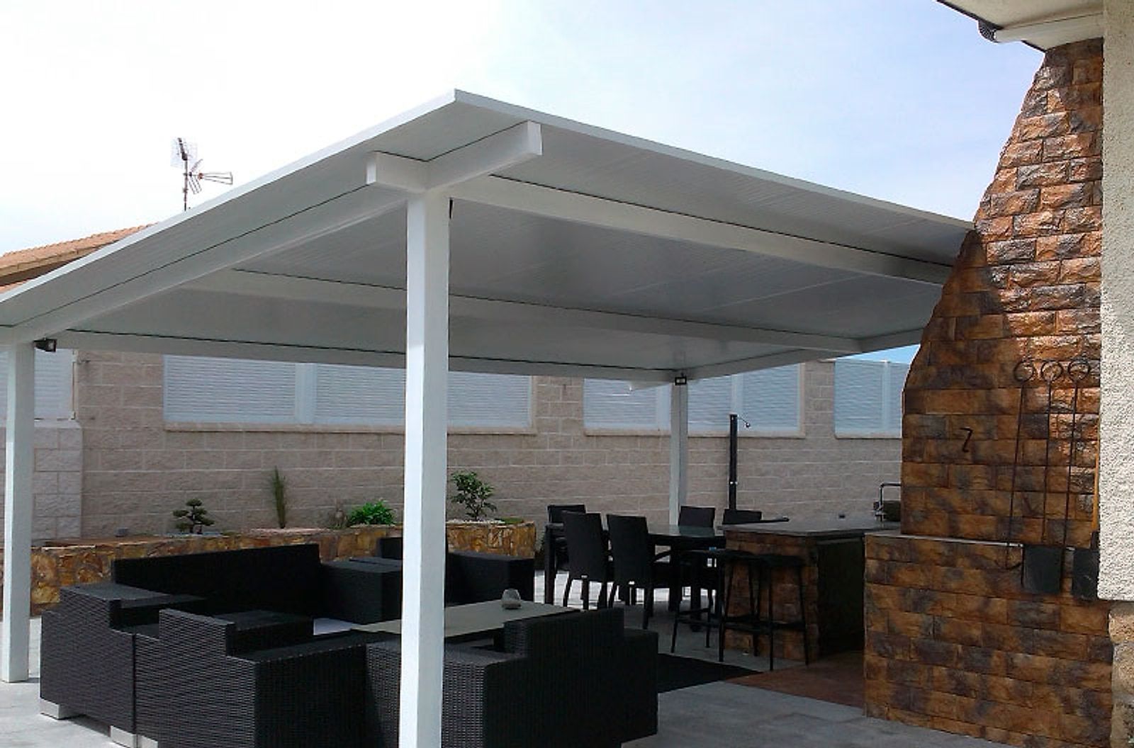 Pérgola sobre una terraza con mobiliario de exterior