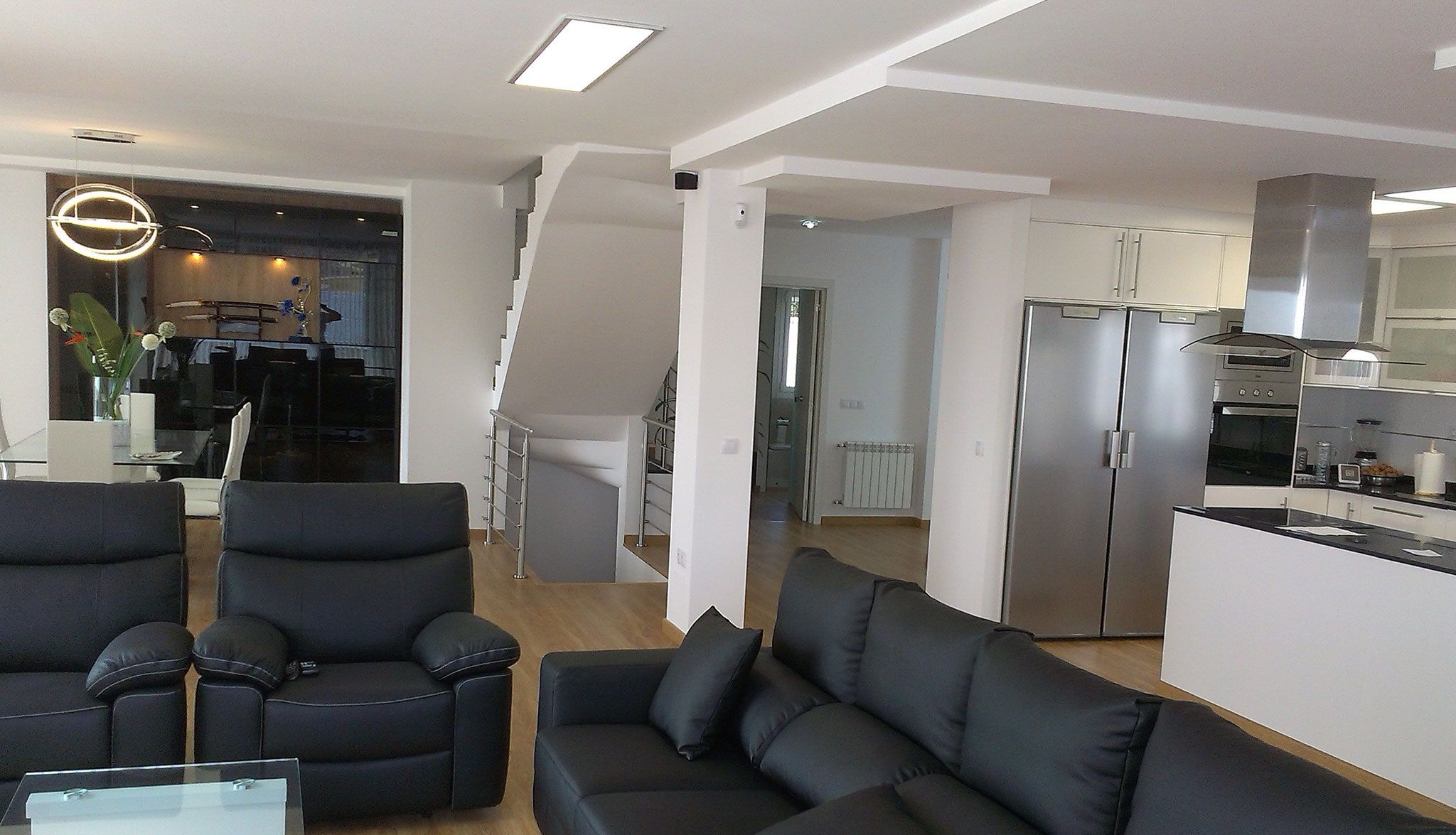 Salón y cocina abiertos en una planta diáfana tras la reforma