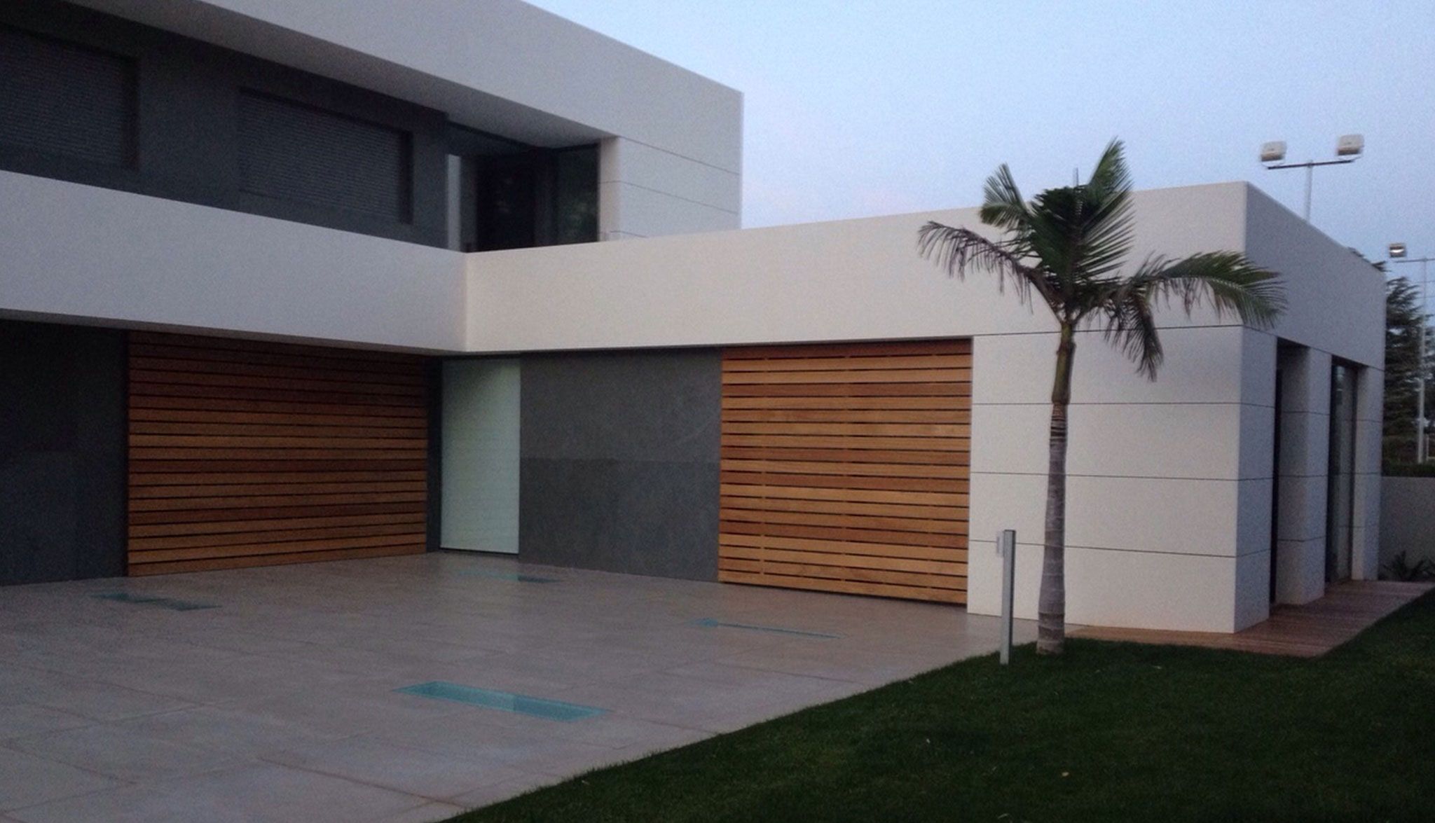 Fachada de vivienda unifamiliar con revestimiento de madera