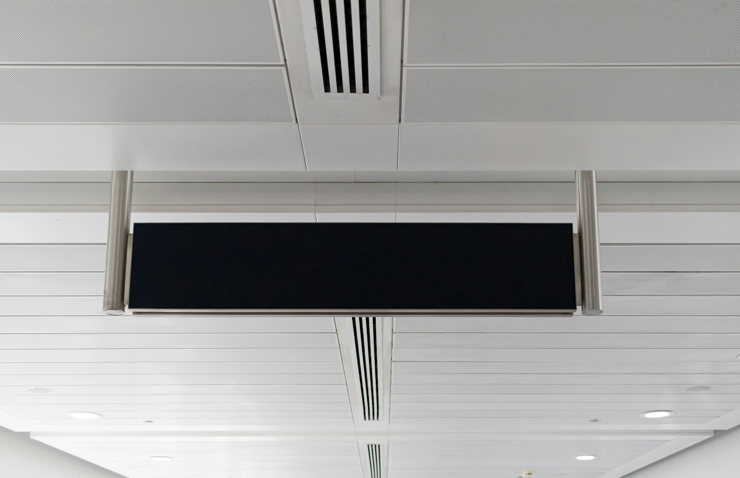 Techo blanco con rejillas lineales de salida de aire